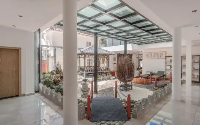 Jiuge Light Luxury Homestay(Dali Old City Erhai Store)