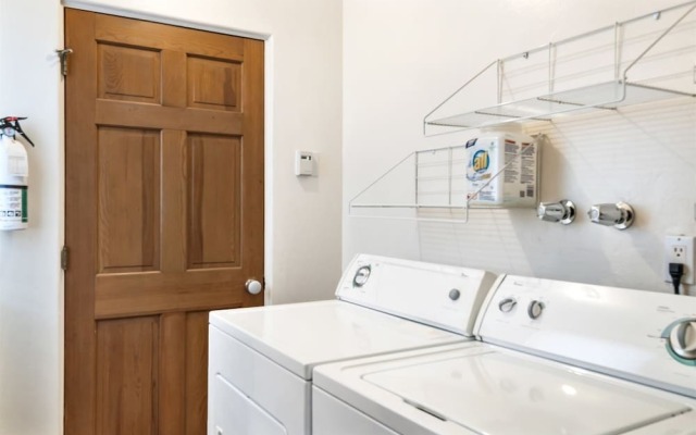 Old Santa Fe Trail - Walk Everywhere, Kiva Fireplace, Amazing Natural Light