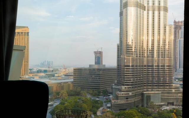 Chic Apt w Burj Khalifa Dancing Fountain View