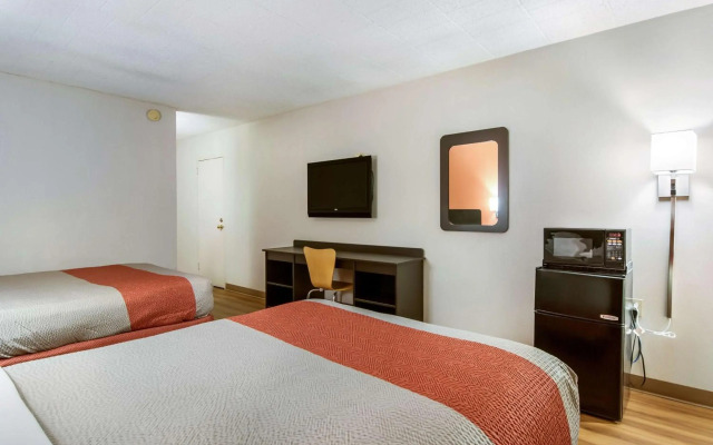 Motel 6 New Stanton, PA