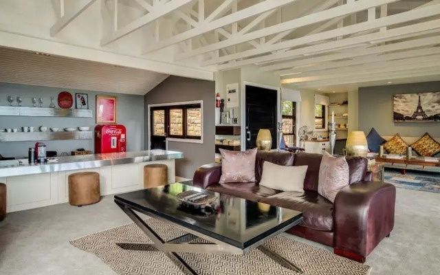 Spacious Apartment With Pool in Camps Bay