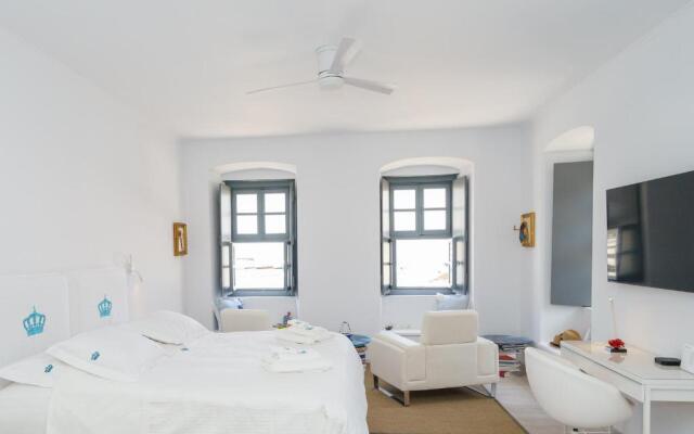 MyCrown Suite, Luxurious apartment with sea view located at the port of Hydra