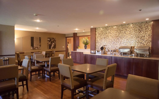 Ivy Court Inn & Suites