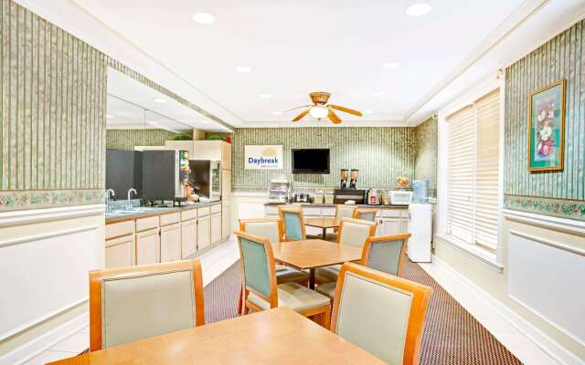 Days Inn by Wyndham Kingsland GA