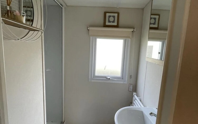 Caravan - Sleeps 10 - Pet Friendly - Parking