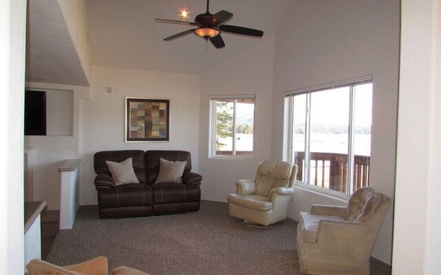 032 - Lakefront Village Escape