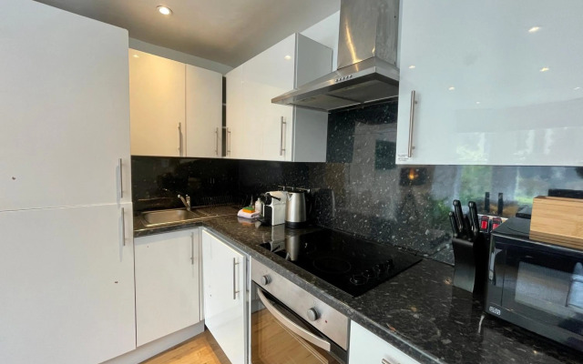 6 Person, 4 Bedroom Light, Warm & Modern Apartment