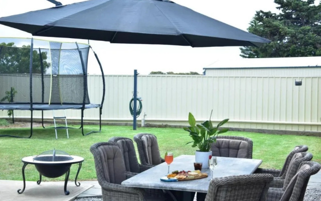 Stan Breeze: Elegant Family Retreat