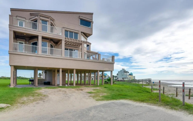 Oceanfront Galveston Beach House: Steps to Sand!