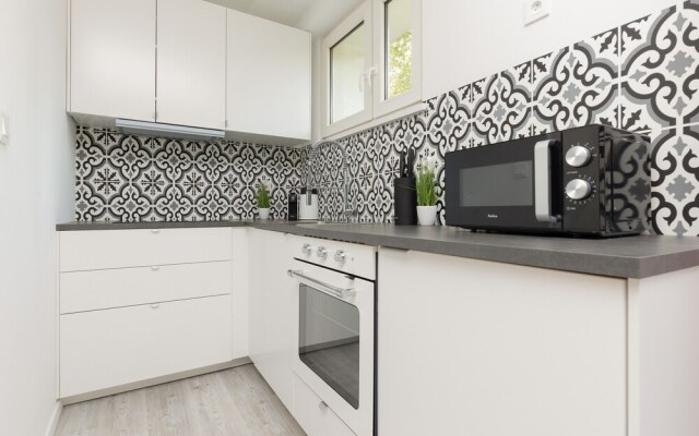 Warsaw Apartment Elekcyjna by Renters