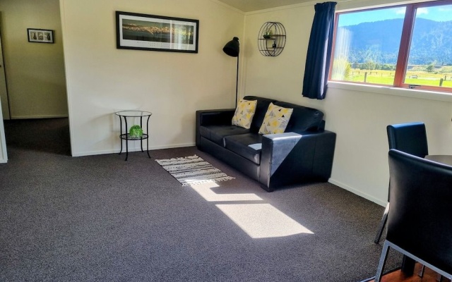 Te Awa Cottages – Guest Rooms – Franz Josef