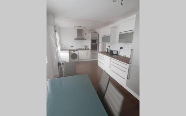 Entire House - Cheshire Oaks/Ellesmere Port
