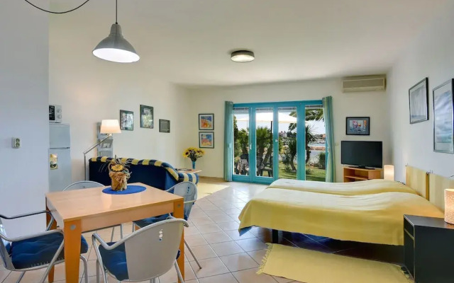Airconditioned Studio Apartment With Seaview