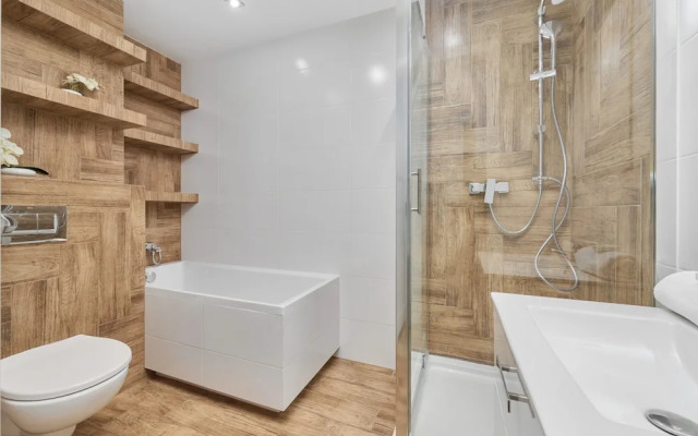 Stylish & Spacious Apartment by Renters