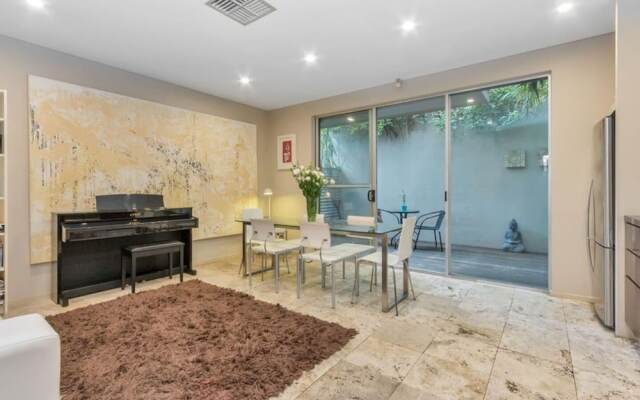 Contemporary Townhouse In Adelaide City