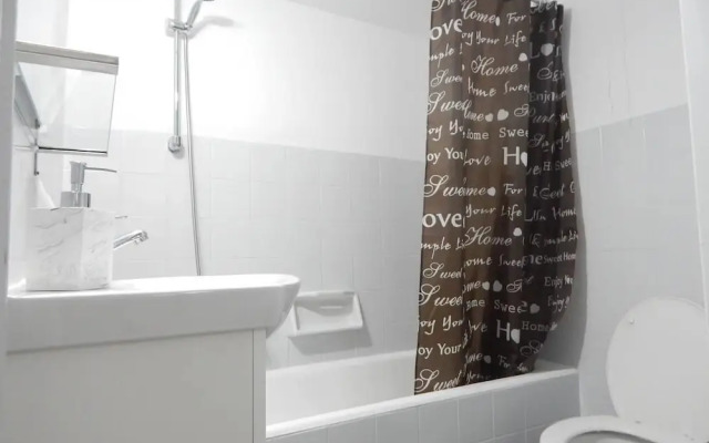 2 Bed Flat - Sleeps 3 - Parking - Wifi