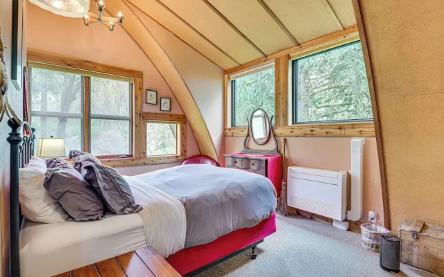 Riverfront Skykomish Cabin w/ Private Hot Tub!