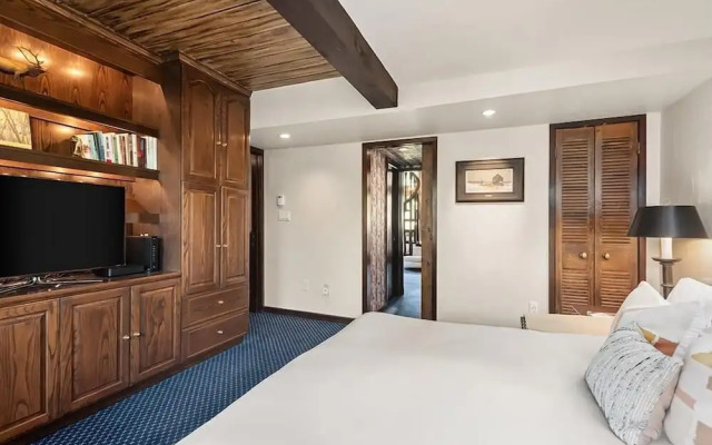 3 BR Penthouse w Hot-tub -mountain Views