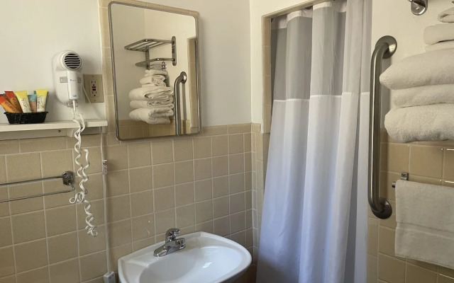 Saddle & Surrey Motel