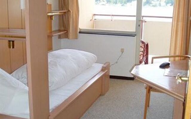 Tennis & Yacht Hotel