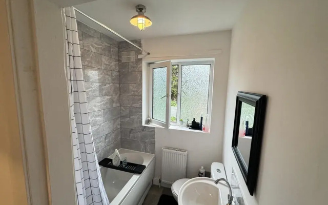Leeds - 3 Bedrooms - 1bathroom - Parking - Wifi