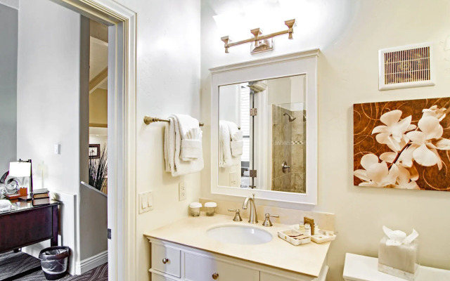 Carriage House Inn