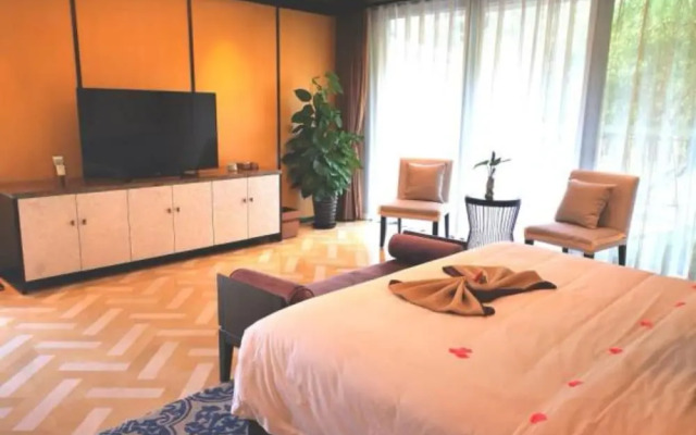 Slender West Lake Hot Spring Resort