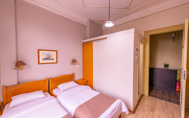 Metropolis Hotel