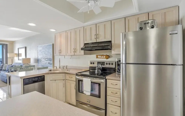 Charming Beachfront Condo With Pool, spa and Views