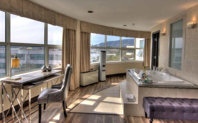 Lonsdale Quay Hotel