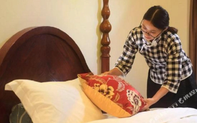 Guanlan Lake Jinglan Hotel (Haikou Guanlan Lake Huayi Feng Xiaogang Film Commune)