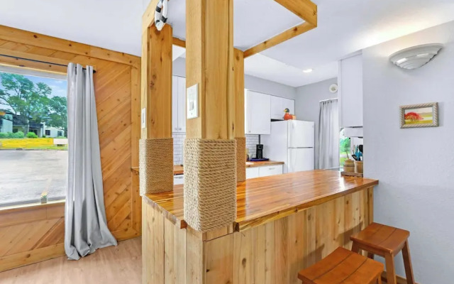 Charming Lakeside Condo - Moments to Lake Fun