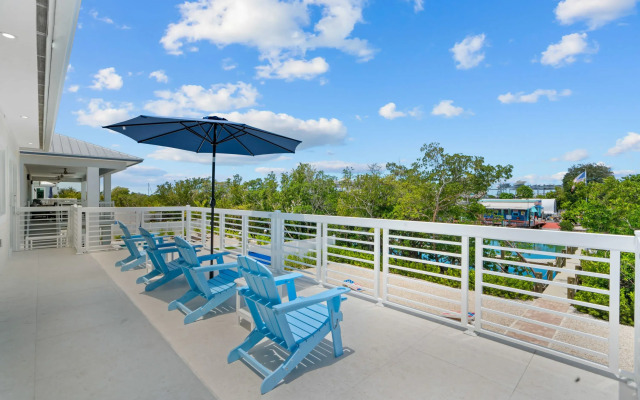 Paradise Point Pool Dock Lounges BBQ