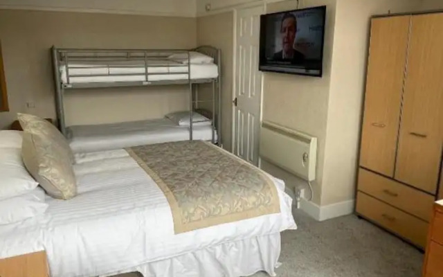OYO Queens Hotel, Skegness Pier