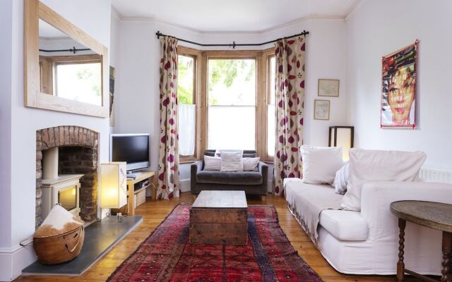 Veeve - Holloway Hideaway