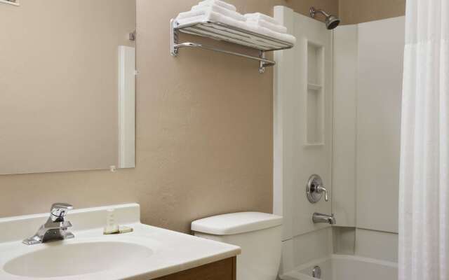 Super 8 by Wyndham Port Angeles at Olympic National Park Hotel