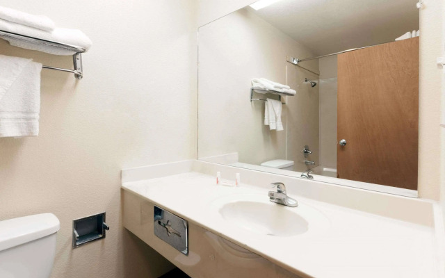 Super 8 By Wyndham Tulsa/Downtown/East