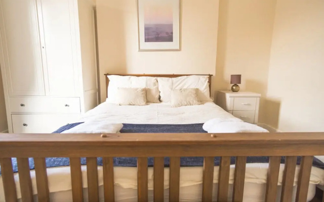 Three Bedroom Apartment Next To Pub