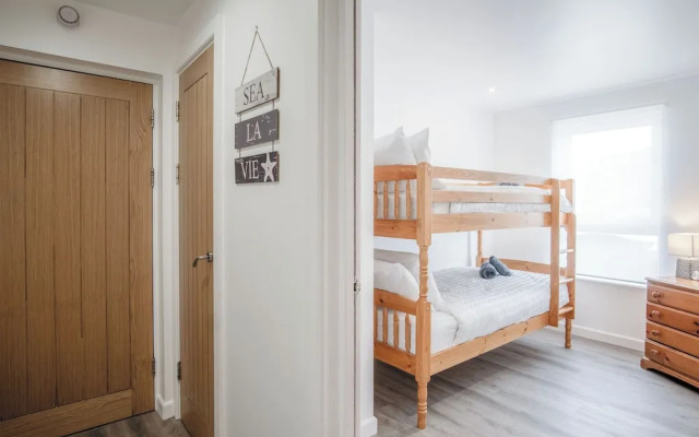 Beach View - 2 Bed Apartment - Llanelli