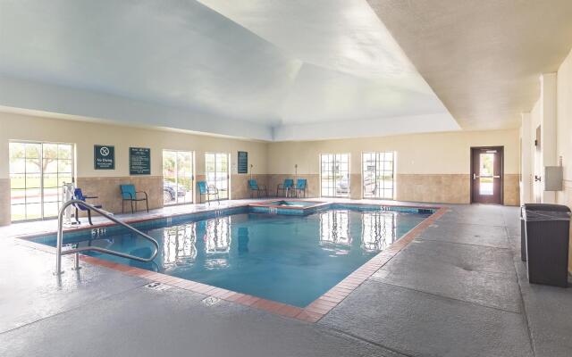 Platinum Inn & Suites Webster