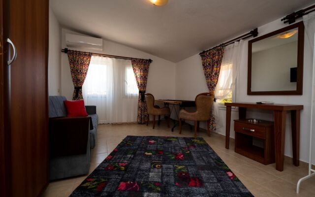 Esquire Hotel & Lounge