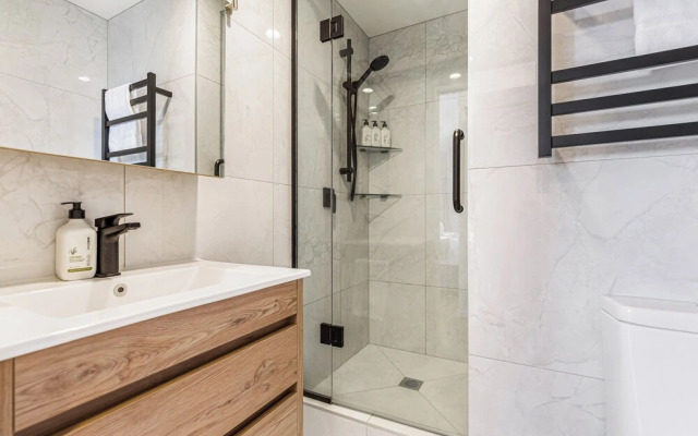 Stylish 2Br Apt With Balcony - Prime Cbd Location!