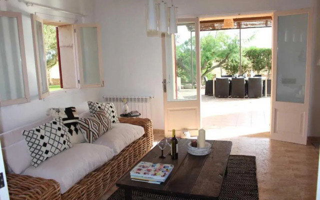Lovely 4-Bed House close to Campos and beaches