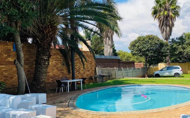 Selina Airport Lodge #Emzini