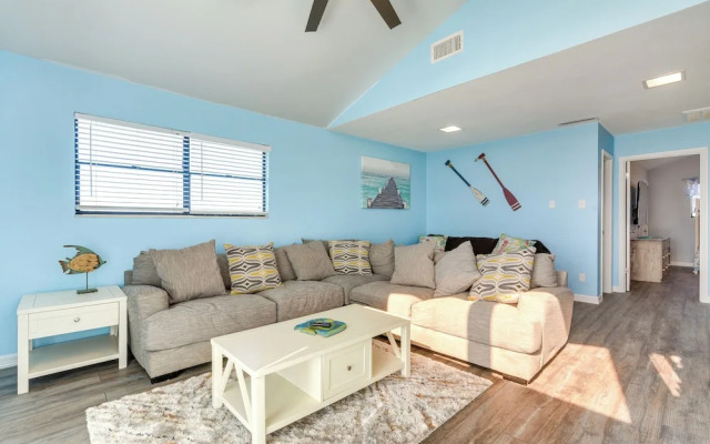 Walk to Beach: Family-friendly Galveston Home!