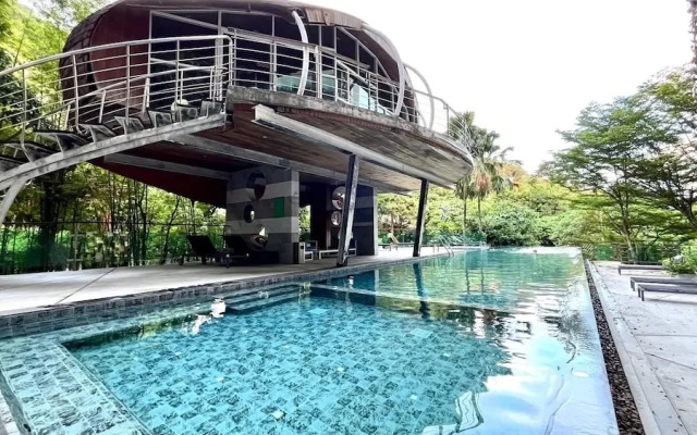 The oh so Sexy Triple Penthouse-rare 3-5br 188m2