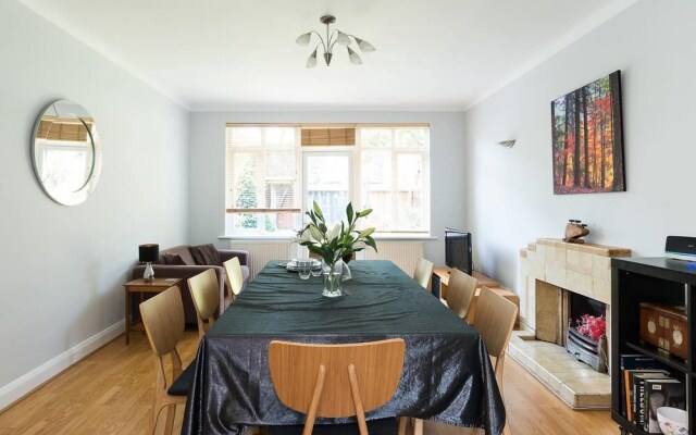 4 Bedroom House in Clapham