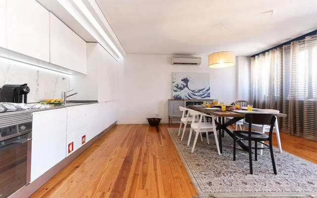 JOIVY Bold & classy 2BR home w/balcony in Baixa, moments from shopping streets