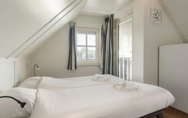 Giethoorn Villa With Modern Touch