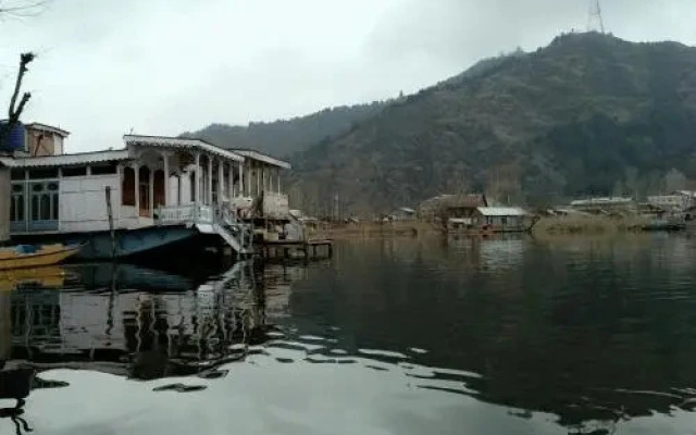 Houseboat Shamus Maqbool